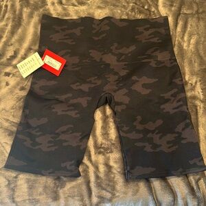 NWT Spanx lamb bike short in black camo XL